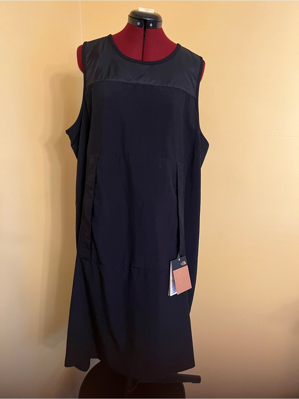 NWT The North Face Explore City Dress XL Black Relaxed Fit Zip Pocket $80